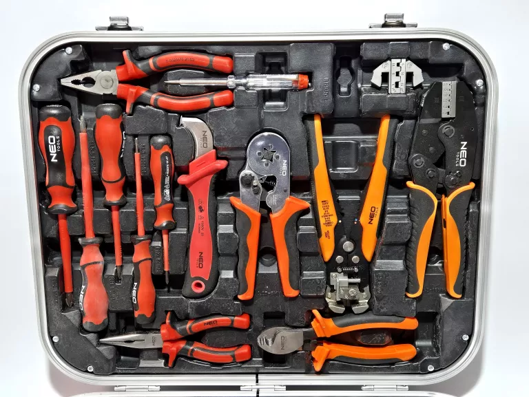 WALIZKA Z NARZĘDZIAMI ELEKTRYKA NEO TOOLS 01-310-1 - NIEKOMPLETNY