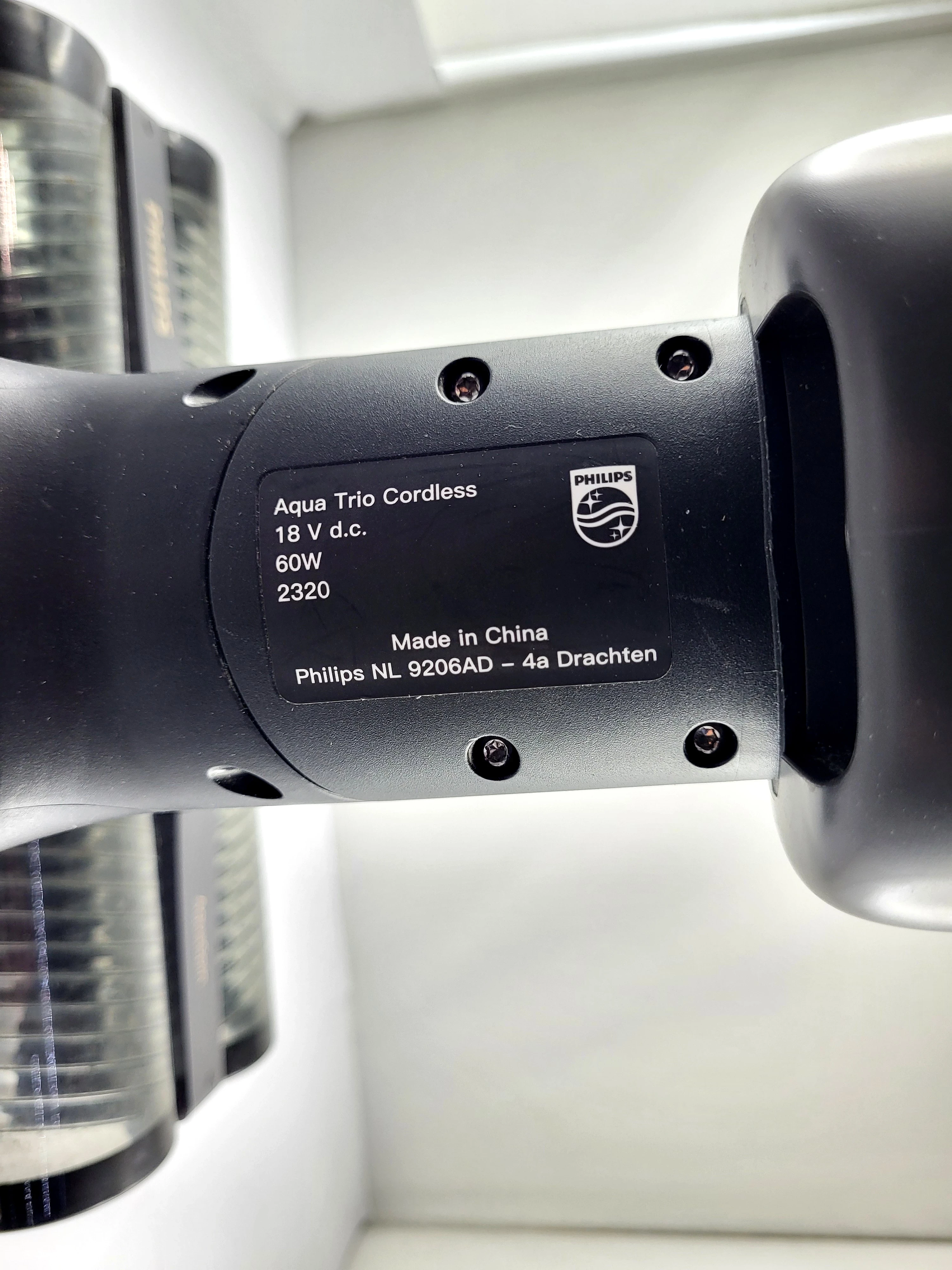 odkurzacz-pionowy-philips-aqua-trio-7000-xw7110-opis-moc-2520