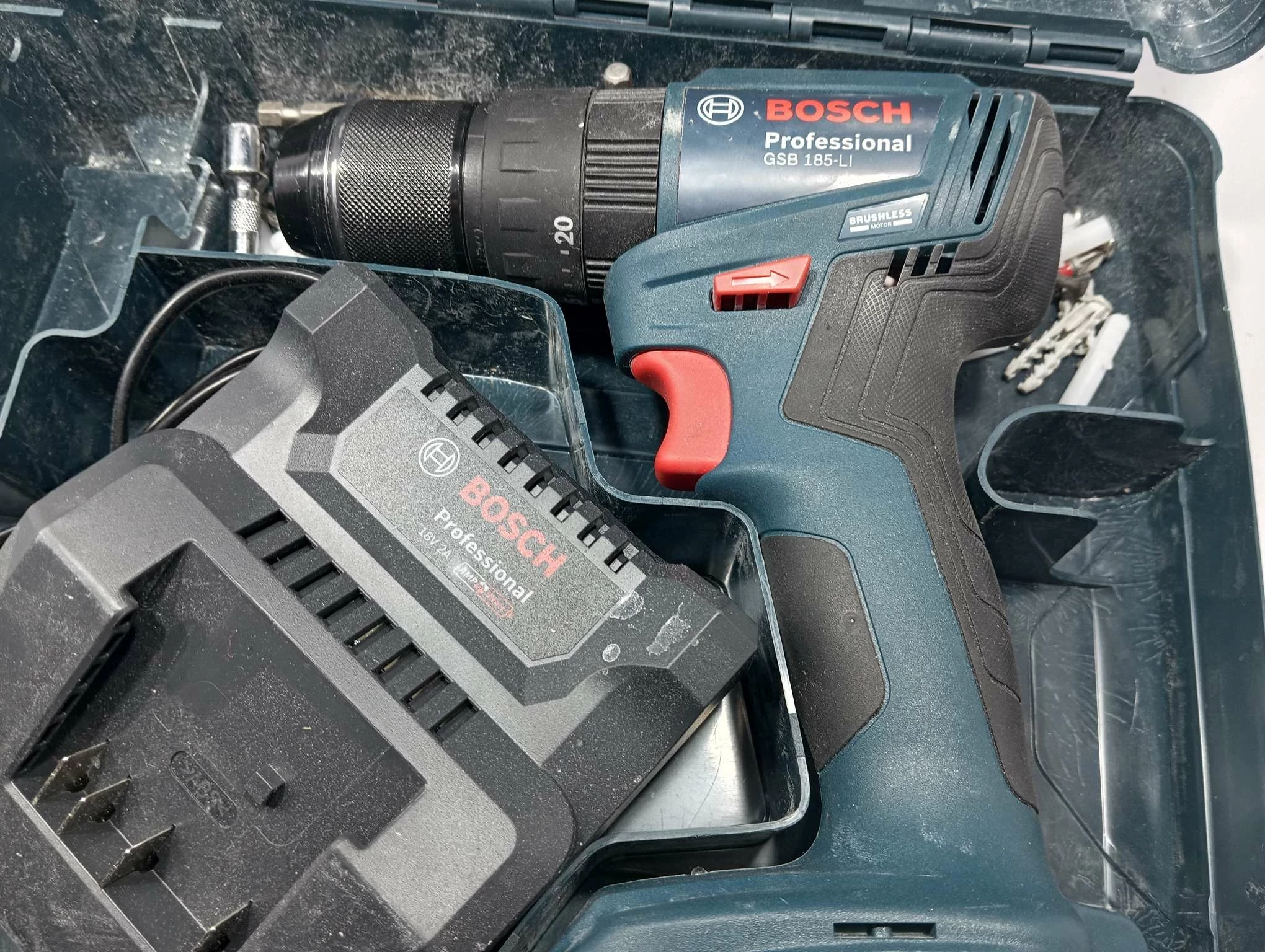 wiertarko-wkretarka-bosch-gsb-185-li-2-aku-lad-walizka-napiecie-v-128551-6