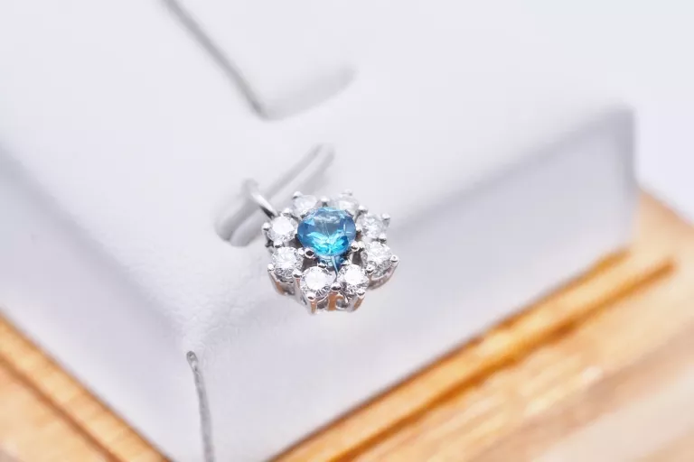 PRZEPIĘKNA ZAWIESZKA TOPAZ SWISS BLUE BRYLANTY 0,40 CT BIAŁE ZŁOTO 750