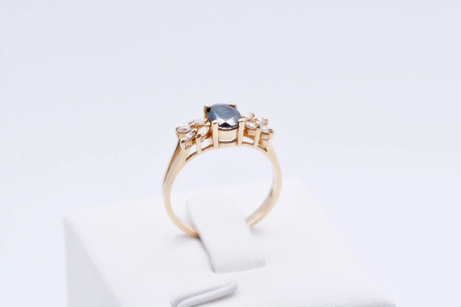cudny-pierscionek-z-duzym-szafirem-i-brylantami-045-ct-zloto-pr-585-14k-stan-11323-2