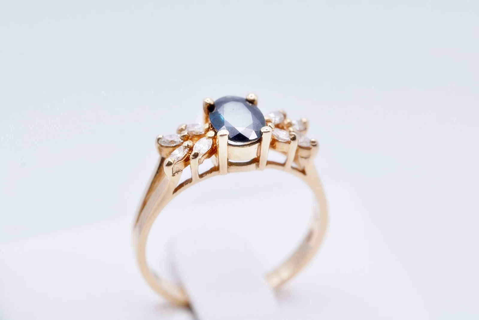 cudny-pierscionek-z-duzym-szafirem-i-brylantami-045-ct-zloto-pr-585-14k-marka-226434-1704211