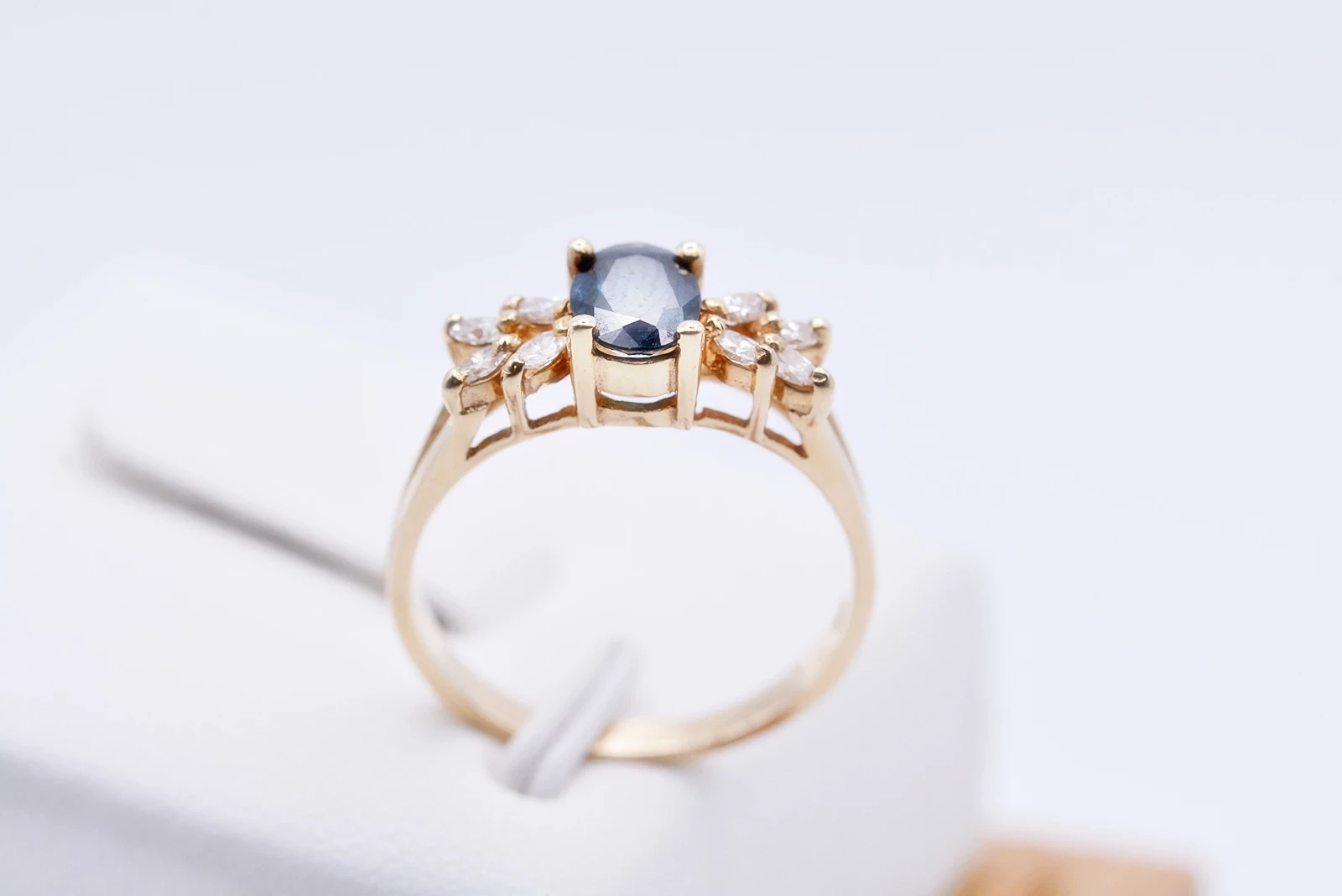 cudny-pierscionek-z-duzym-szafirem-i-brylantami-045-ct-zloto-pr-585-14k-plec-15851-1