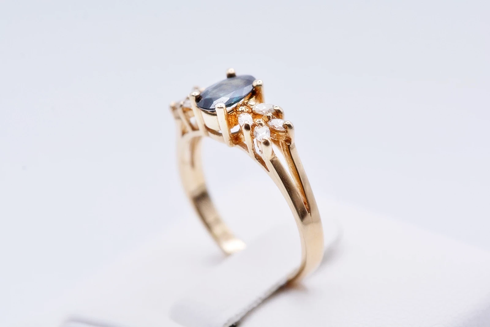 cudny-pierscionek-z-duzym-szafirem-i-brylantami-045-ct-zloto-pr-585-14k-material-15835-2