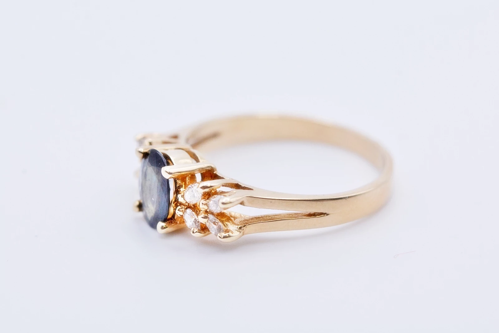 cudny-pierscionek-z-duzym-szafirem-i-brylantami-045-ct-zloto-pr-585-14k-cechy-207358-231606