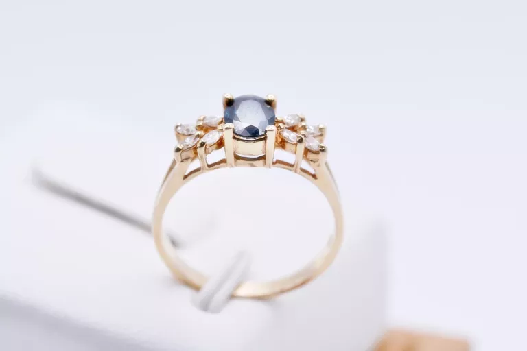 cudny-pierscionek-z-duzym-szafirem-i-brylantami-045-ct-zloto-pr-585-14k-plec-15851-1