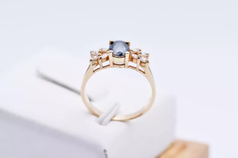 cudny-pierscionek-z-duzym-szafirem-i-brylantami-045-ct-zloto-pr-585-14k-kolor-dominujacy-205826-225106