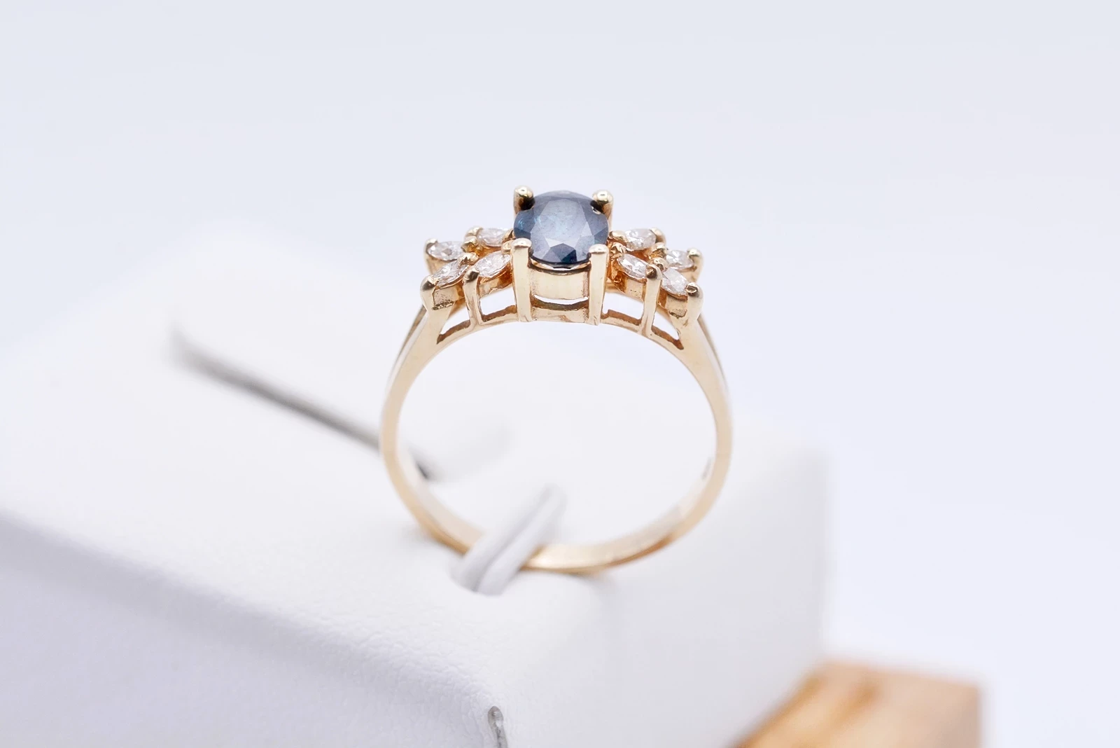 cudny-pierscionek-z-duzym-szafirem-i-brylantami-045-ct-zloto-pr-585-14k-kolor-dominujacy-205826-225106