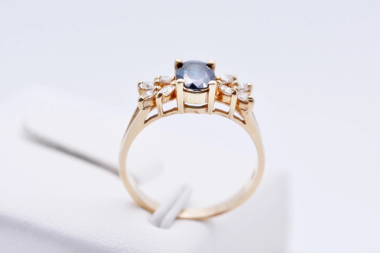 cudny-pierscionek-z-duzym-szafirem-i-brylantami-045-ct-zloto-pr-585-14k-waga-271
