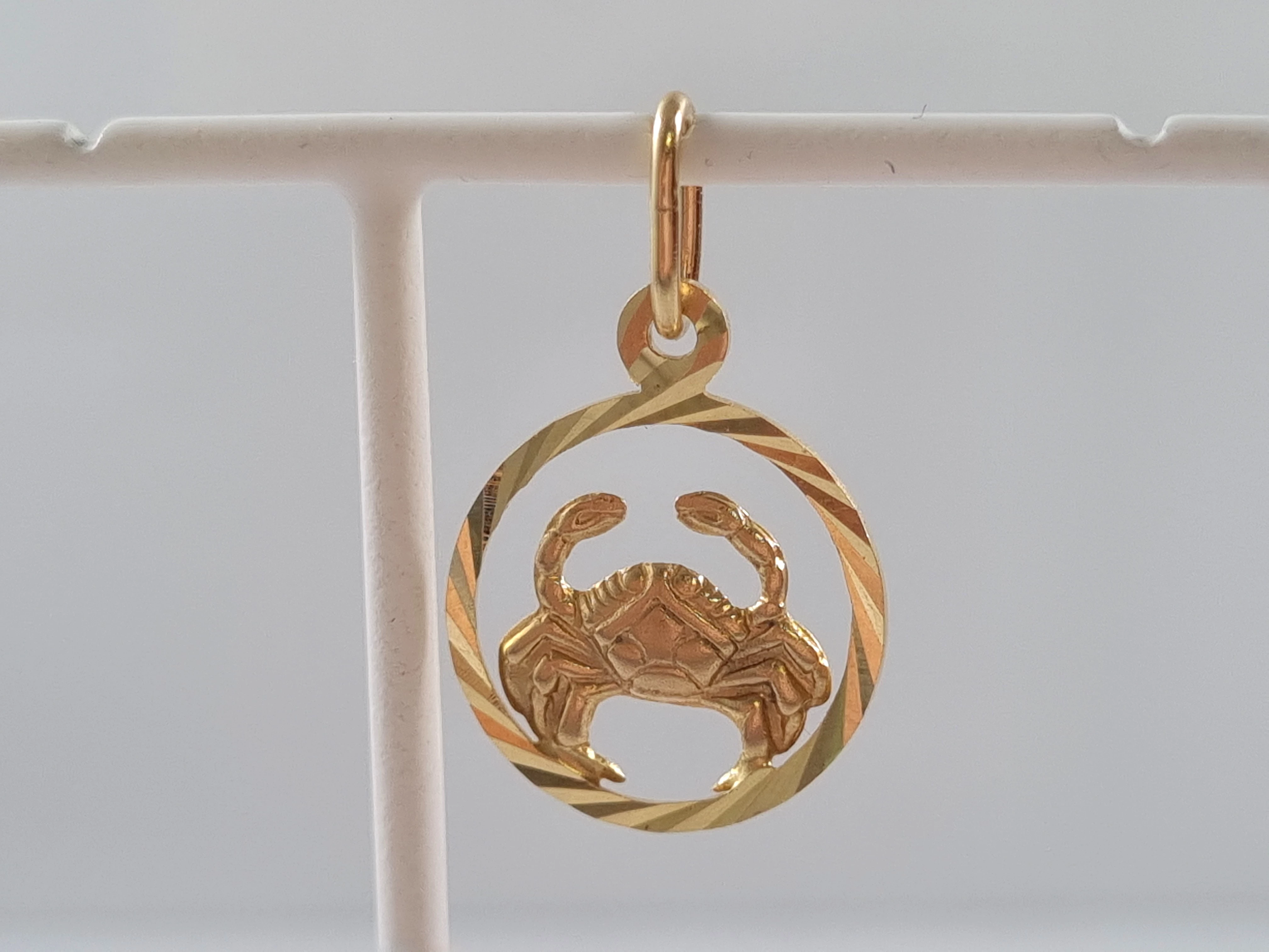 zlota-zawieszka-znak-zodiaku-rak-p585-082g-material-15835-2