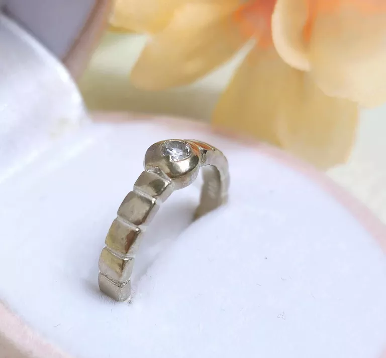 ELEGANCKI PROSTY SREBRNY PIERŚCIONEK ŻŁOBIENIA CYRKONIA P925 3,02G R10