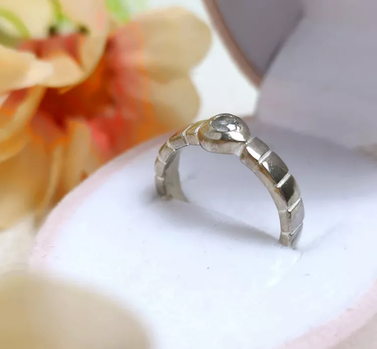 ELEGANCKI PROSTY SREBRNY PIERŚCIONEK ŻŁOBIENIA CYRKONIA P925 3,02G R10