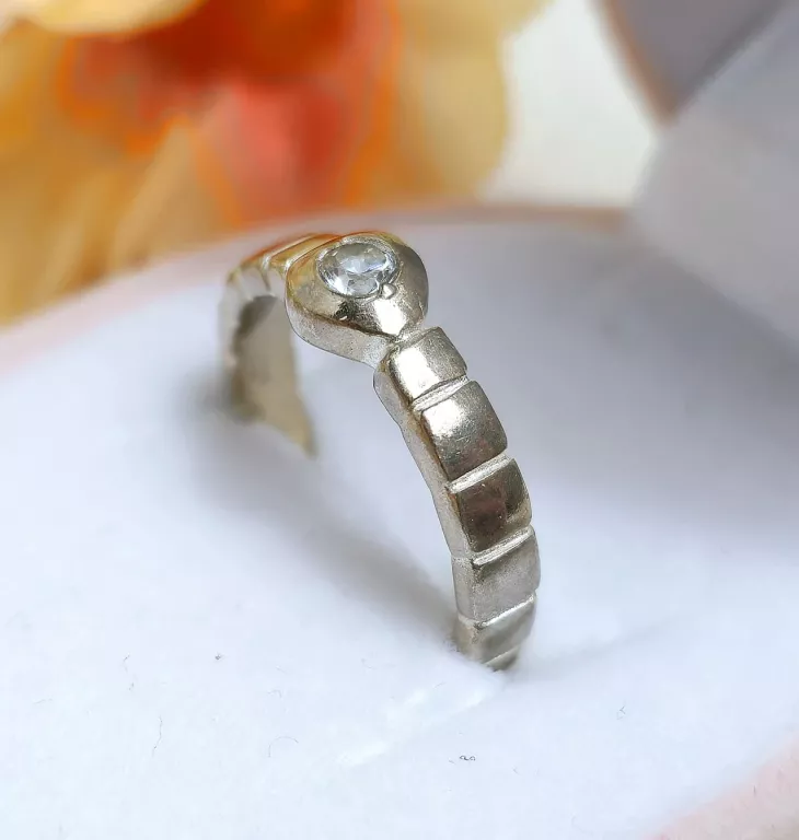 ELEGANCKI PROSTY SREBRNY PIERŚCIONEK ŻŁOBIENIA CYRKONIA P925 3,02G R10