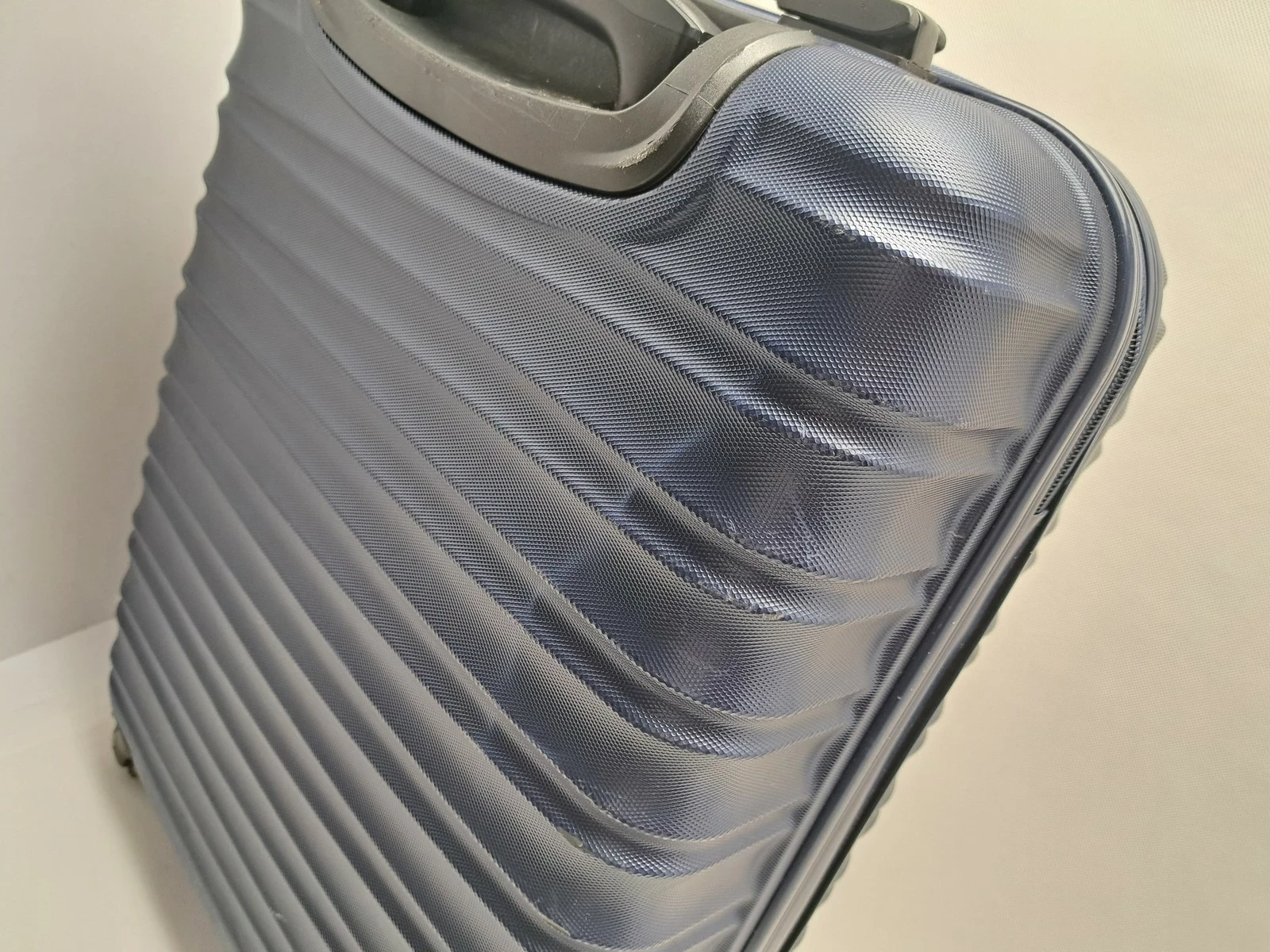 walizka-kabinowa-z-abs-u-z-zebrowaniem-granatowa-wielkosc-203937-218441