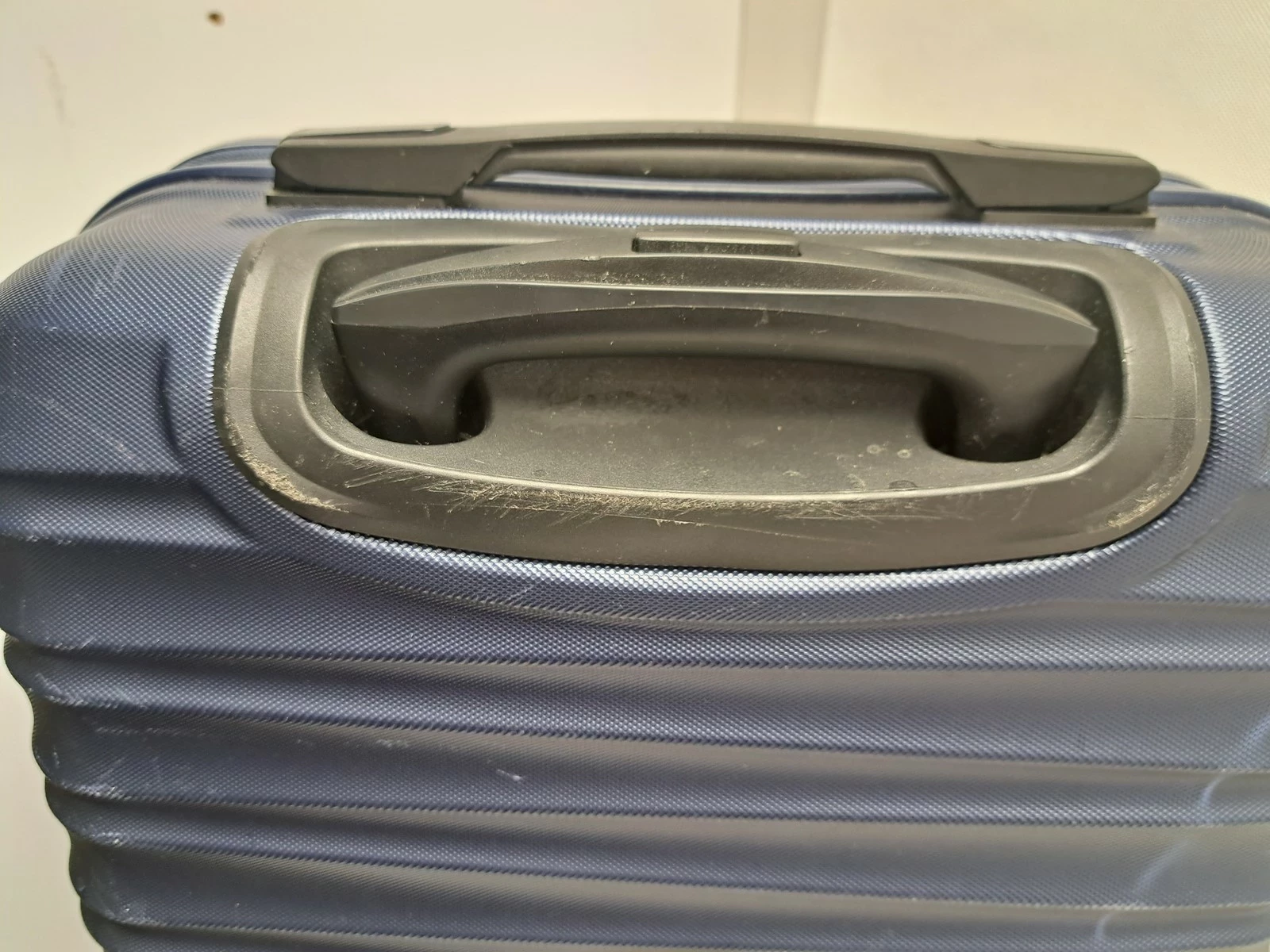 walizka-kabinowa-z-abs-u-z-zebrowaniem-granatowa-stan-11323-2