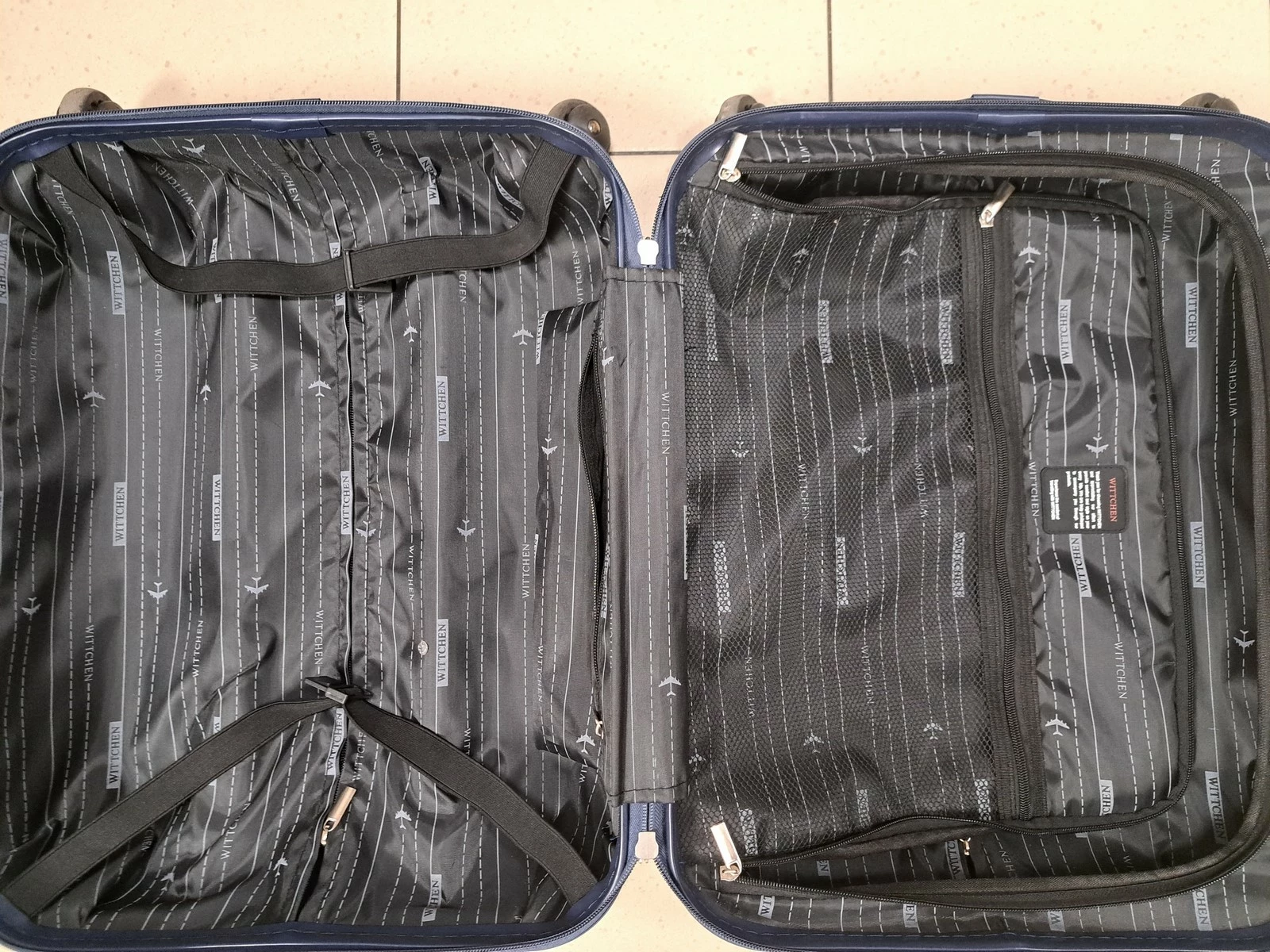 walizka-kabinowa-z-abs-u-z-zebrowaniem-granatowa-material-dominujacy-203925-218413