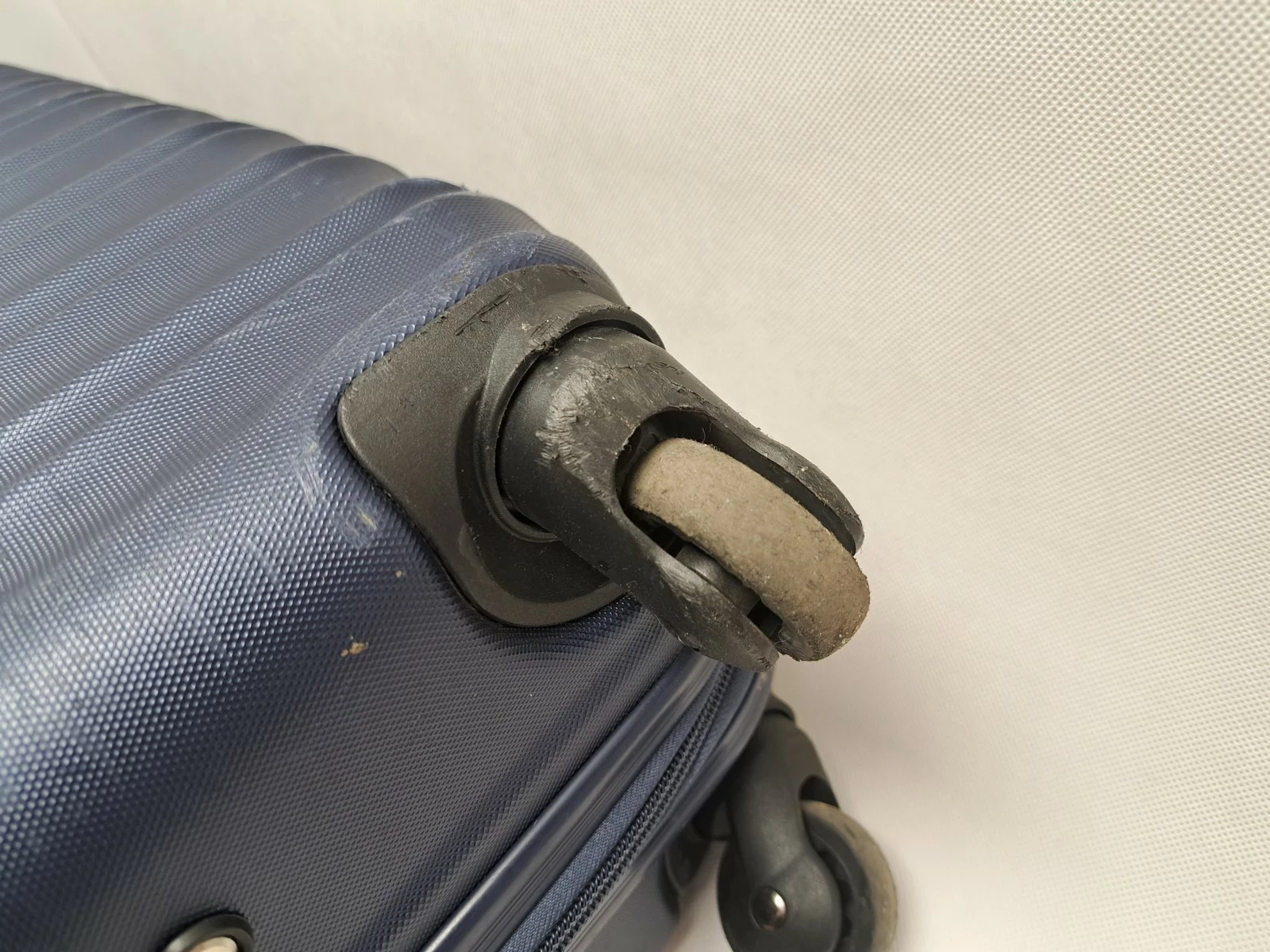 walizka-kabinowa-z-abs-u-z-zebrowaniem-granatowa-marka-25929-218493