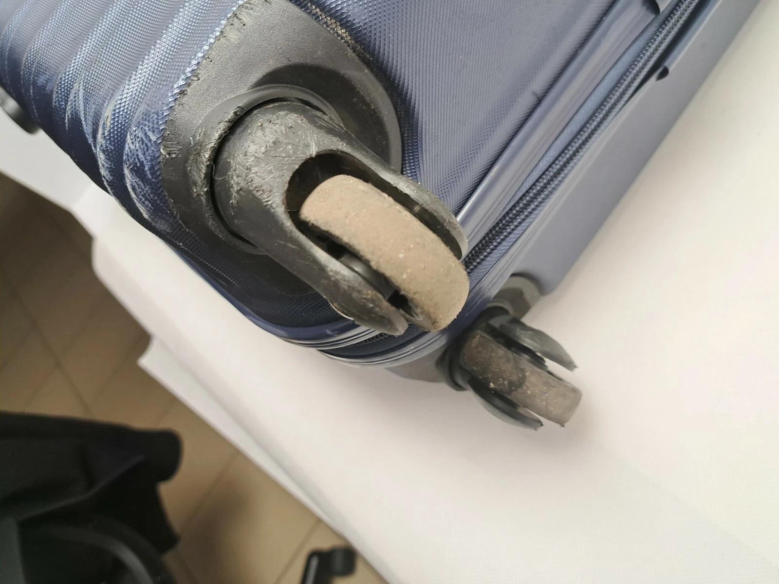 walizka-kabinowa-z-abs-u-z-zebrowaniem-granatowa-rodzaj-203941-218457