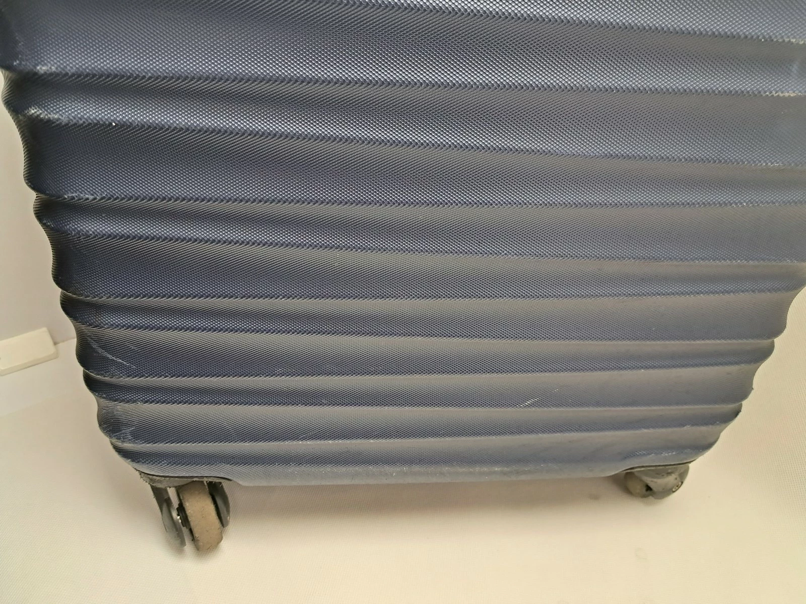 walizka-kabinowa-z-abs-u-z-zebrowaniem-granatowa-kod-producenta-56-3a-311-91