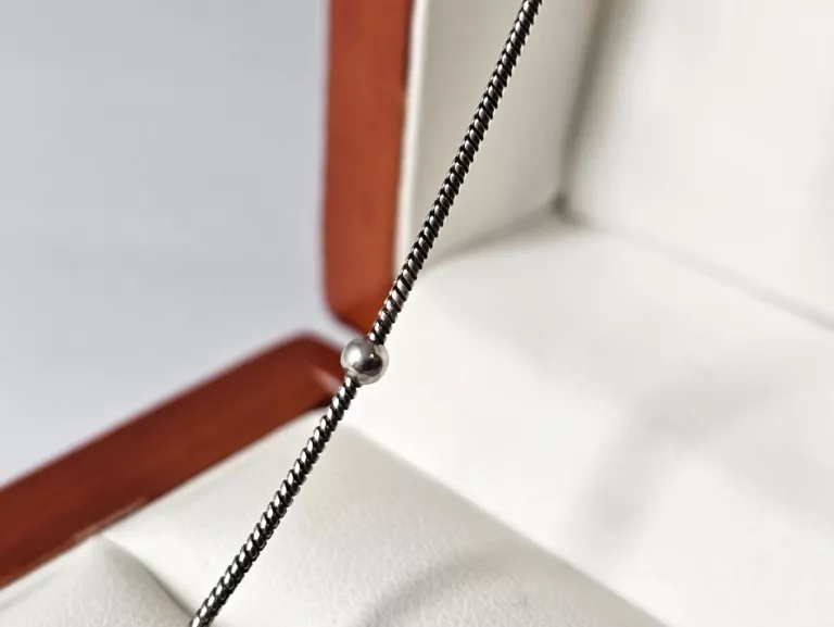 SREBRNY ŁAŃCUSZEK KRÓTKI POD SZYJE 31 CM REGULOWANY 4,02 G KAMYKI 925