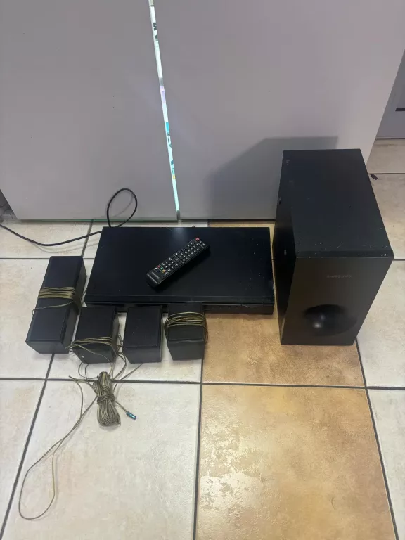 KINO DOMOWE SAMSUNG SAMSUNG HT-E 350 PS-EW1-1 4 GŁOŚNIKI+PILOT+DVD