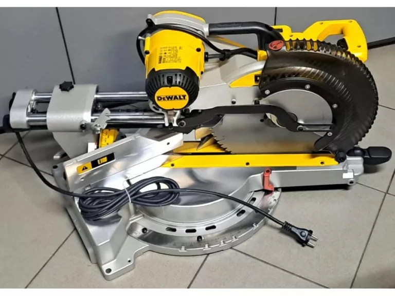 PIŁA UKOŚNICA DWS780 DEWALT