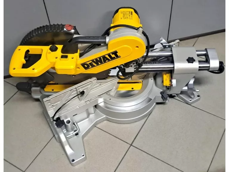 PIŁA UKOŚNICA DWS780 DEWALT