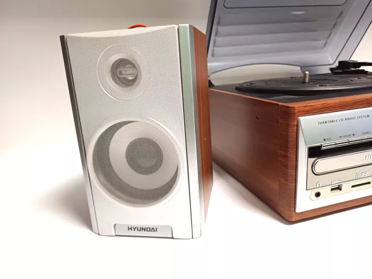 GRAMOFON WIEŻA AUDIO W STYLU RETRO HYUNDAI RTC182SURIP