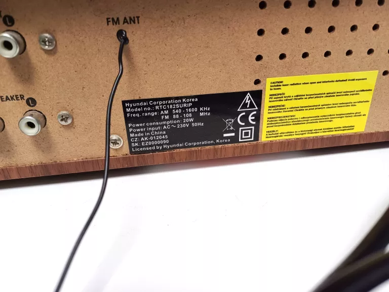 GRAMOFON WIEŻA AUDIO W STYLU RETRO HYUNDAI RTC182SURIP