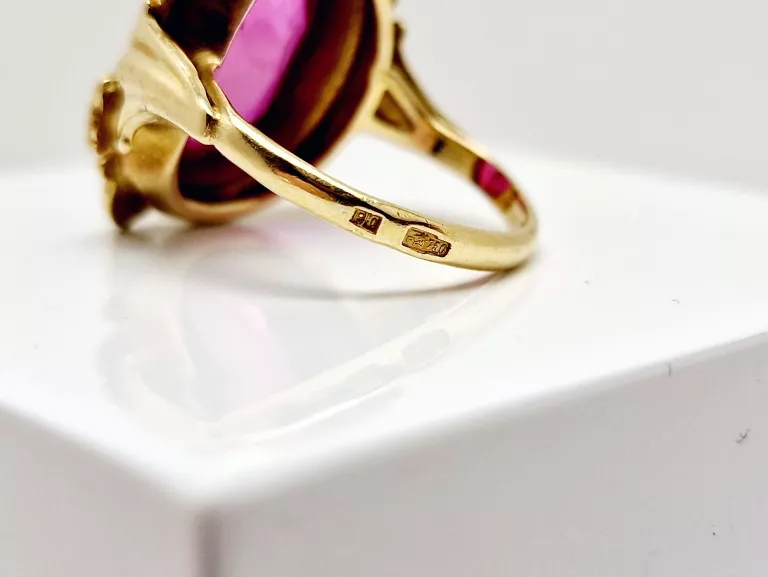 MAJESTATYCZNY PIERŚCIONEK 750 10G