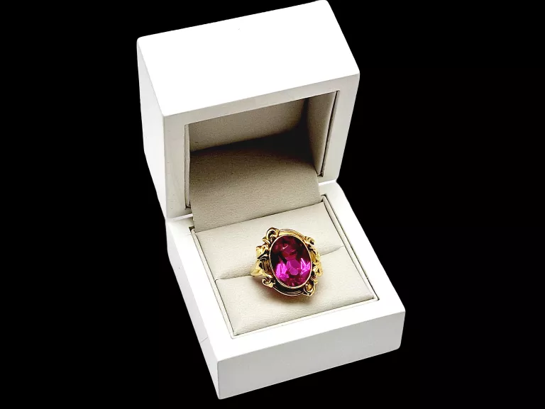 MAJESTATYCZNY PIERŚCIONEK 750 10G