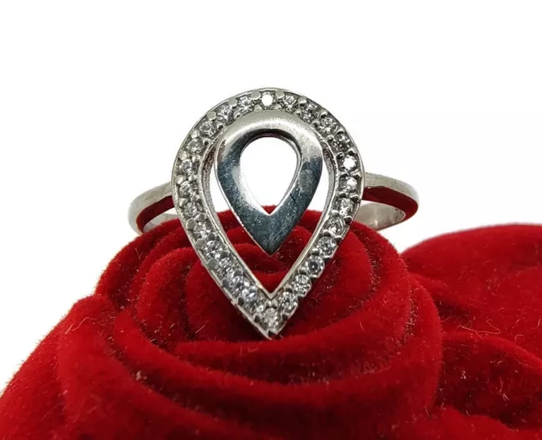 PIĘKNY SREBRNY PIERŚCIONEK KROPLA WODY P.925 2,07G