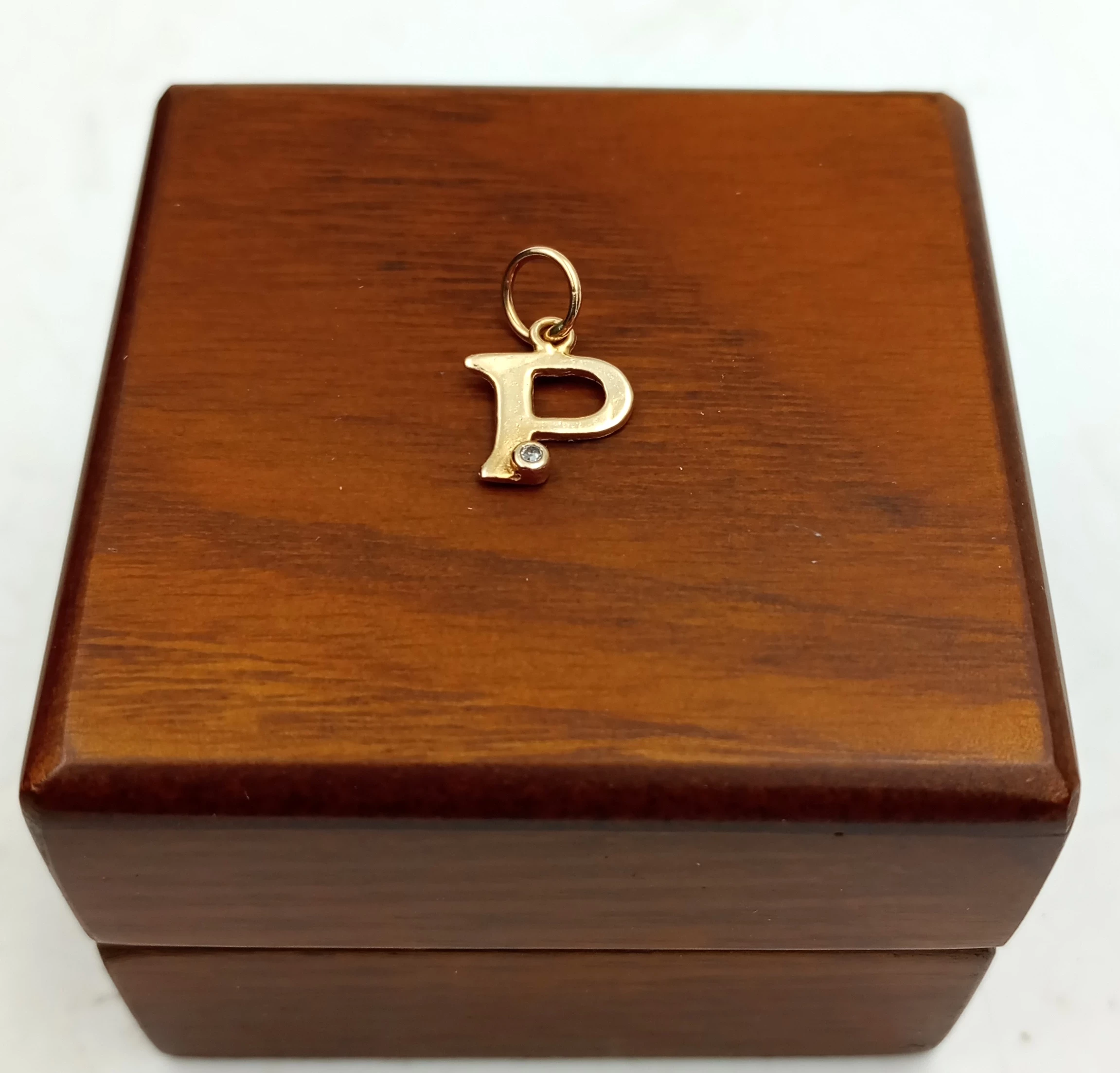 delikatna-zlota-zawieszka-litera-p-585060g-i-armii-wojska-polskiego-10e-kolobrzeg