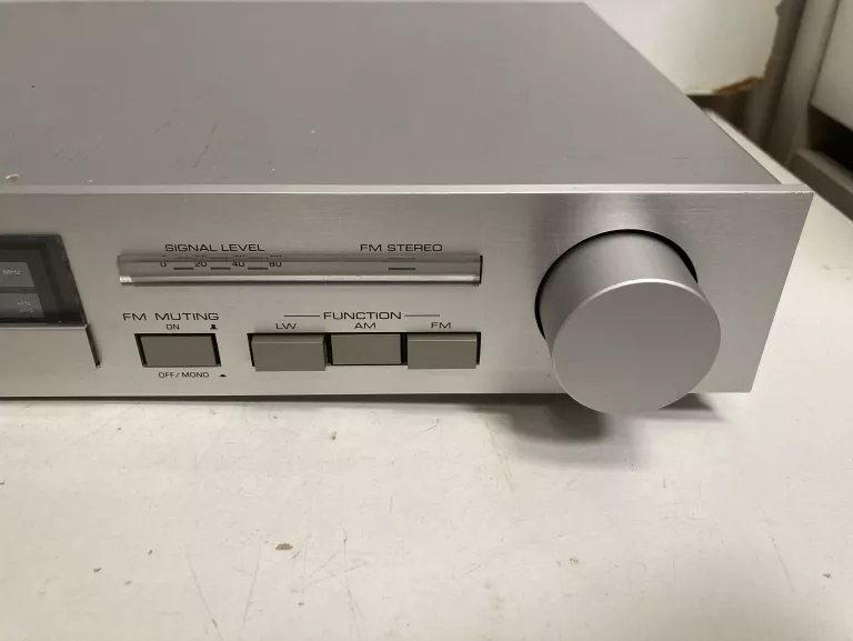 YAMAHA AM/FM STEREO TUNER T-05