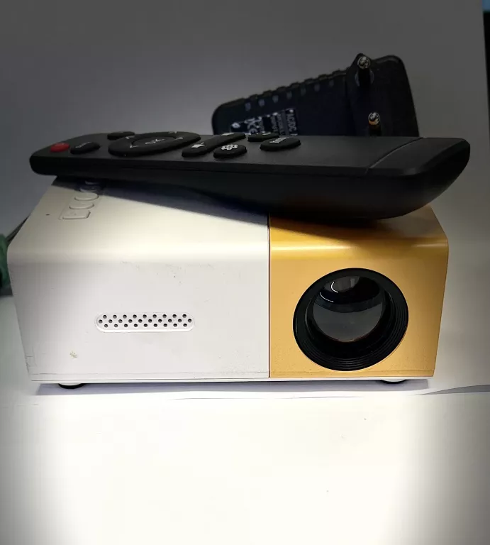 PRZENOŚNY RZUTNIK MINI PROJEKTOR LED FULL ZESTAW PILOT I ZASILACZ HD USB