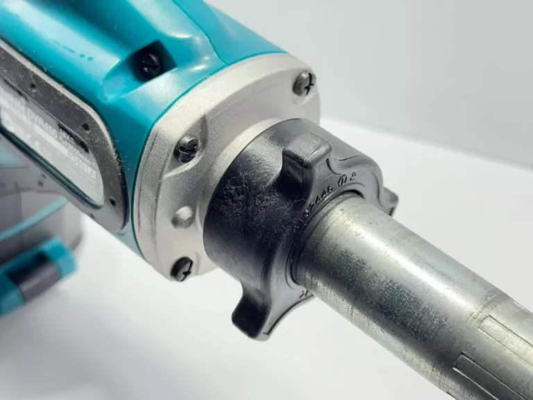 AKUMULATOROWY ZAGESZCZACZ WIBRATOR DO BETONU 18V MAKITA DVR450Z