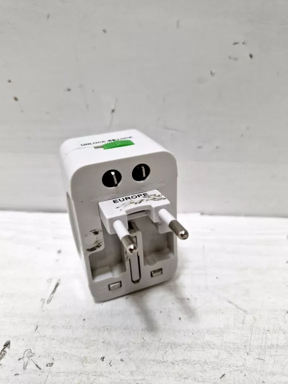 ADAPTER DO GNIAZDKA Z WEJSCIA ANGIELSKIEGO NA EUROPEJSKIE