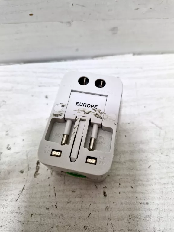 ADAPTER DO GNIAZDKA Z WEJSCIA ANGIELSKIEGO NA EUROPEJSKIE