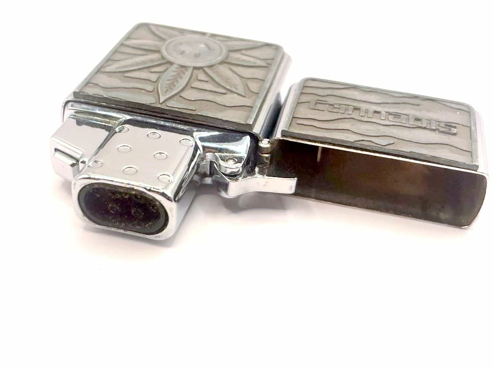 zapalniczka-cannabis-model-0000