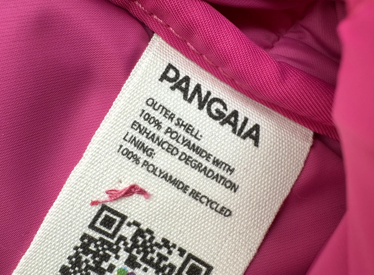 saszetka-nerka-torba-crossbody-nylonowa-pangaia-rozowa-jak-nowa-material-dominujacy-203885-842089