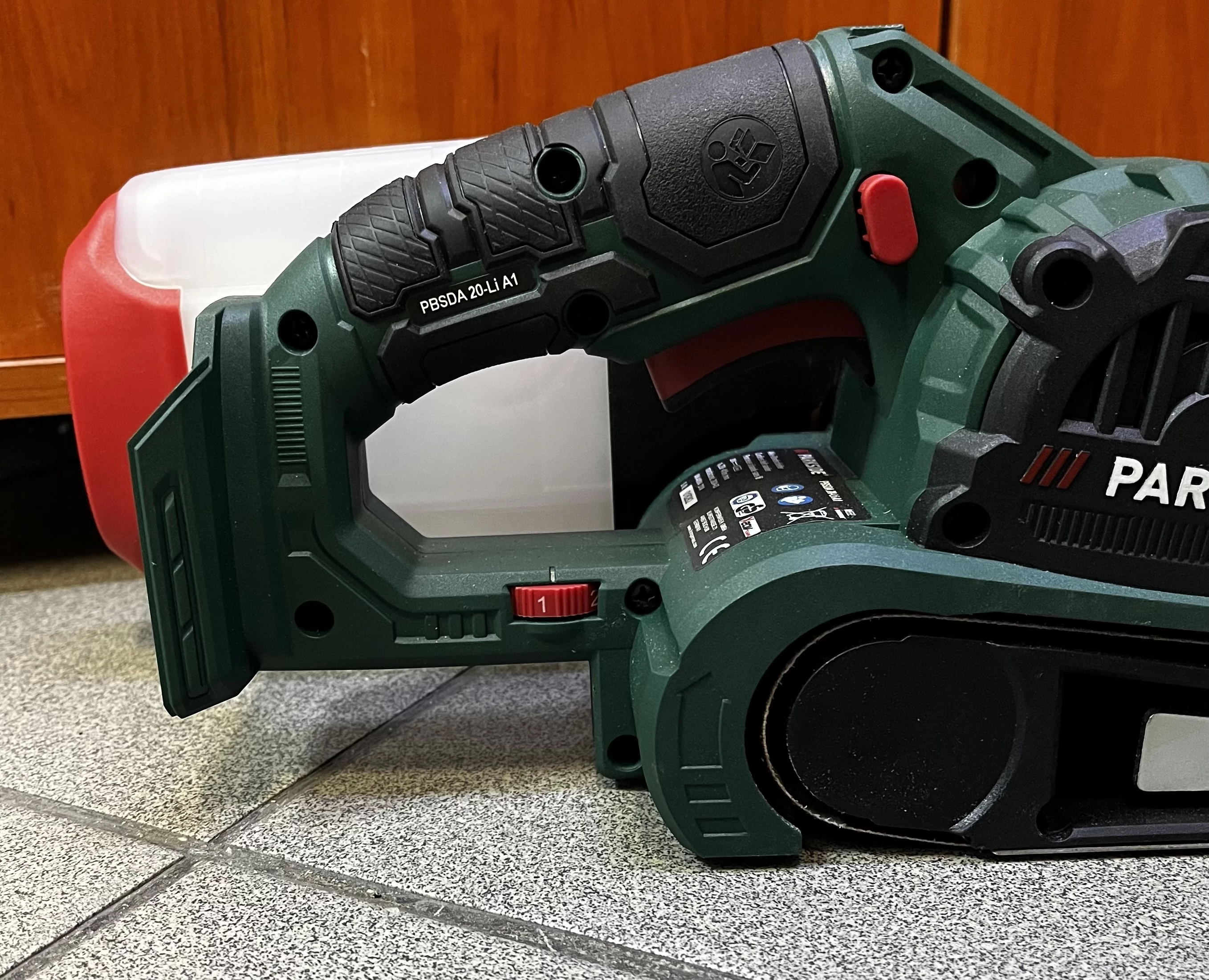 szlifierka-tasmowa-akumulatorowa-parkside-pbsda-20-li-a1-body-marka-128608-658901