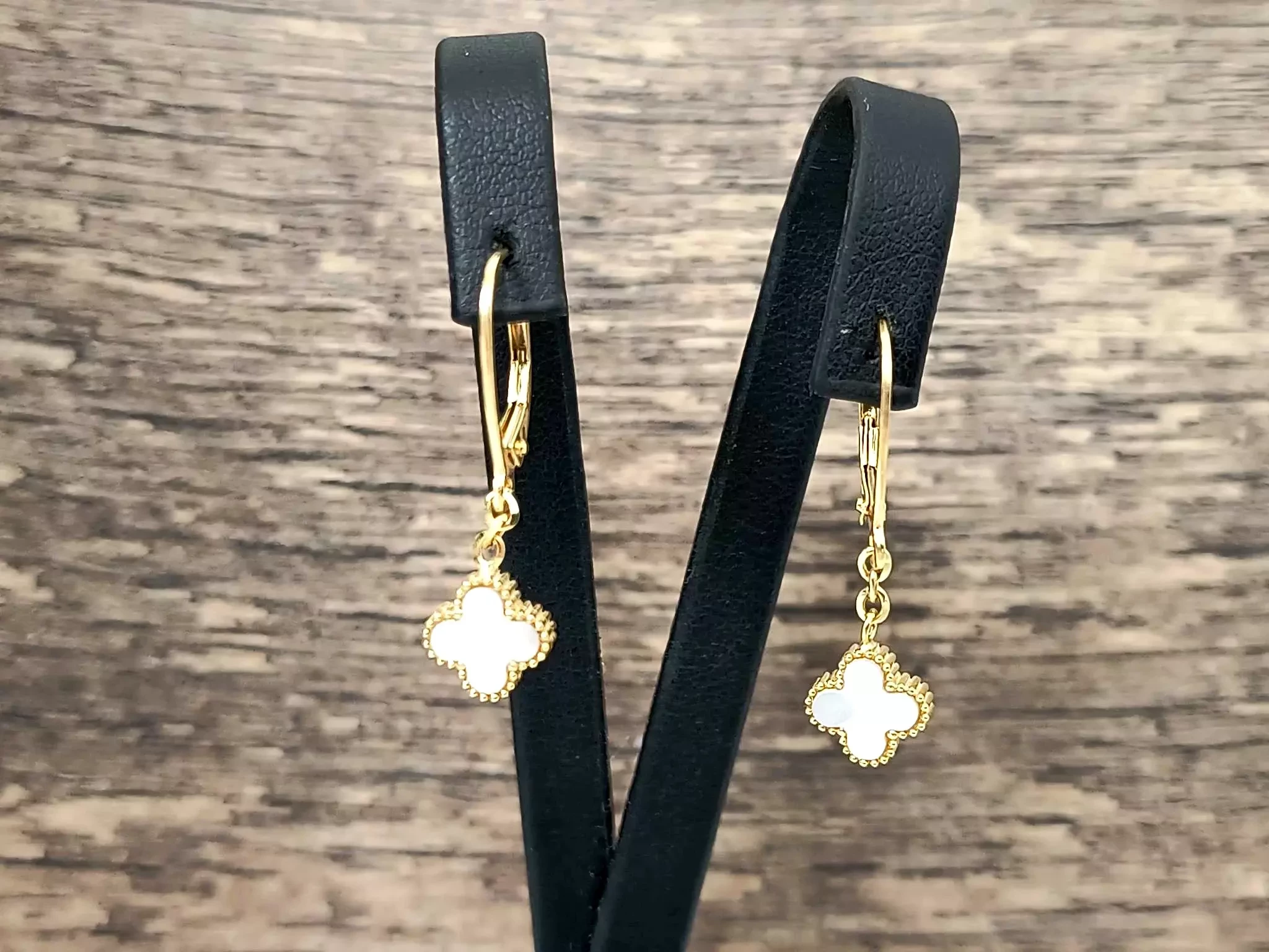 zlote-kolczyki-z-masa-perlowa-w-ksztalcie-kwiatka-w219-p585-rodzaj-2205-2