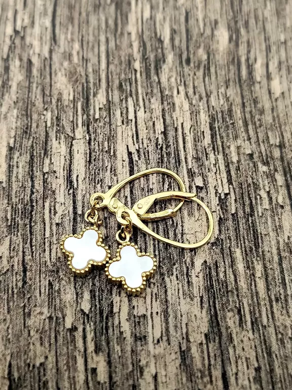 zlote-kolczyki-z-masa-perlowa-w-ksztalcie-kwiatka-w219-p585-material-15835-2