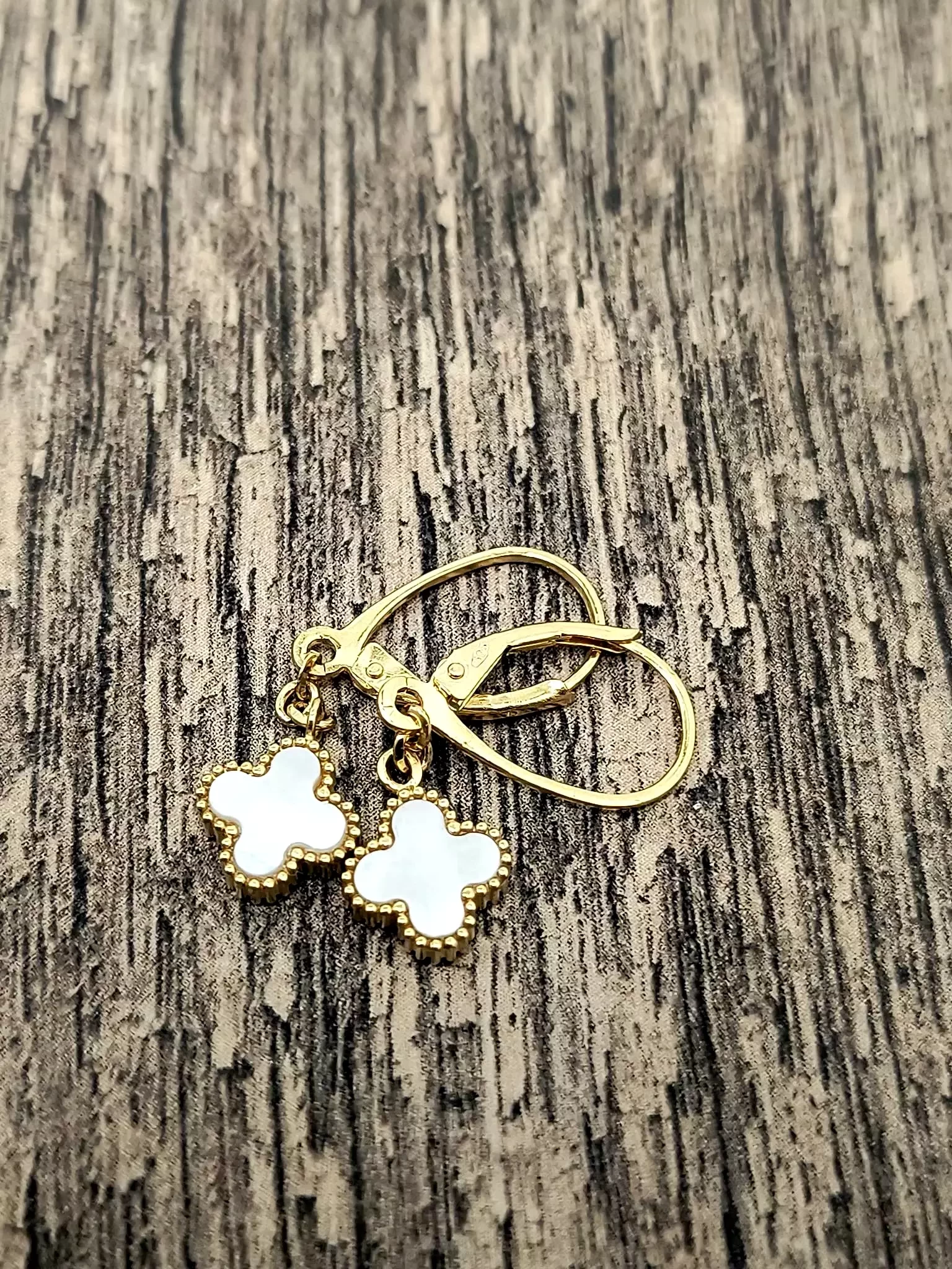 zlote-kolczyki-z-masa-perlowa-w-ksztalcie-kwiatka-w219-p585-material-15835-2