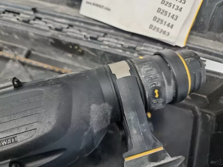 MŁOTOWIERTARKA DEWALT D25144KP SDS PLUS 900 W