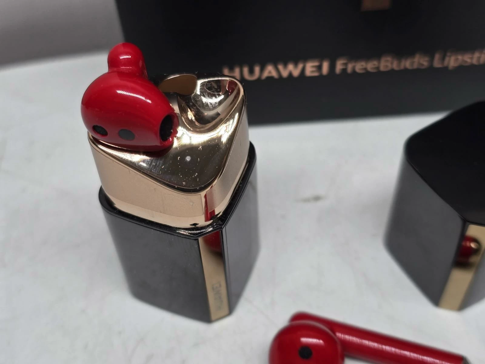 sluchawki-bezprzewodowe-huawei-freebuds-lipstick-czerwone-marka-203745-217945