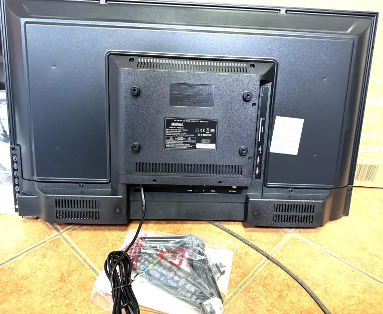 TELEWIZOR Z WBUDOWANYM DEKODEREM DVB-T2 SILTAL FS32LED KOMPLET