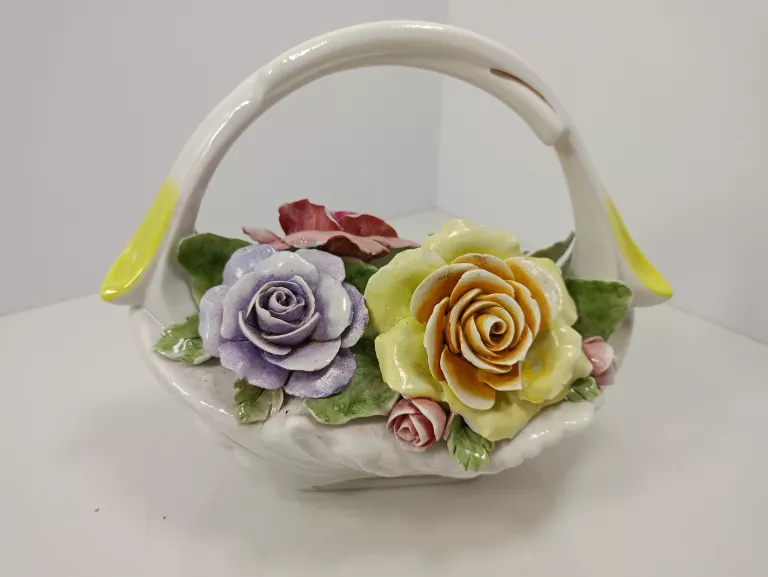 OZDOBA PORCELANOWA KWIATY W KOSZYKU ROMANIA ROCERAM ALBA-IULOA