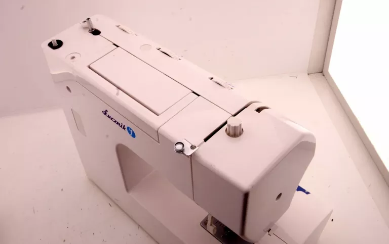 MASZYNA DO SZYCIA DOMOWA MECHANICZNA WYTRZYMAŁA ŁUCZNIK 555 LAURA