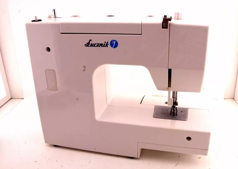 MASZYNA DO SZYCIA DOMOWA MECHANICZNA WYTRZYMAŁA ŁUCZNIK 555 LAURA
